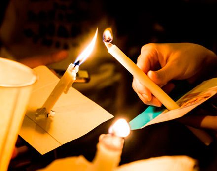 Tanatorio Piedrabuena - Porzuna persona encendiendo vela