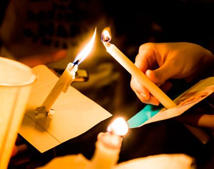 Tanatorio Piedrabuena - Porzuna persona encendiendo vela