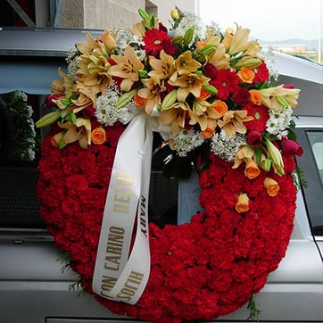 Tanatorio Piedrabuena - Porzuna corona de flores rojas