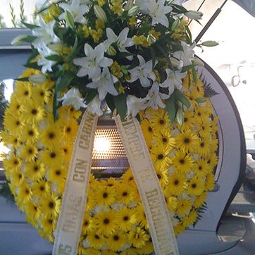 Tanatorio Piedrabuena - Porzuna corona con flores amarillas