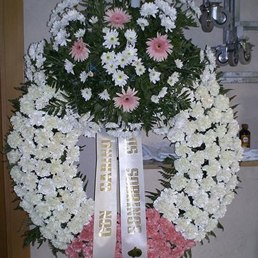 Tanatorio Piedrabuena - Porzuna corona de flores blancas